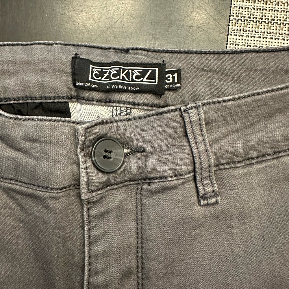 zekiel men’s shorts 31” waist, 9” inseam, stretchy material, classic fit, gray - Picture 4 of 5
